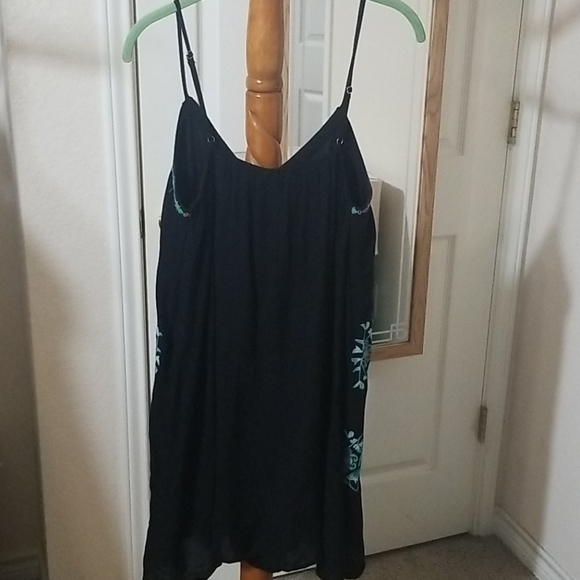 Sleeveless Floral Dress - Picture 2 of 4